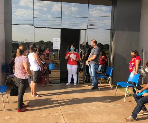 Pessoas em frente a  Farmácia do Paraná