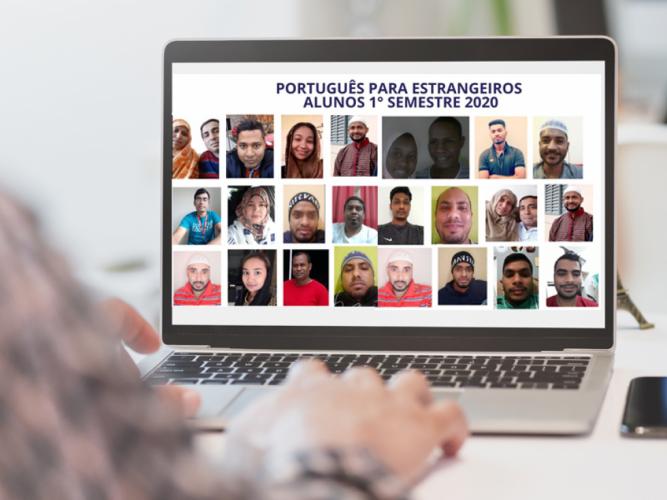 Pessoa assistindo aula do curso.