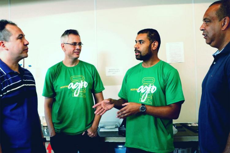 Pessoas reunidas discutindo detalhes do projeto