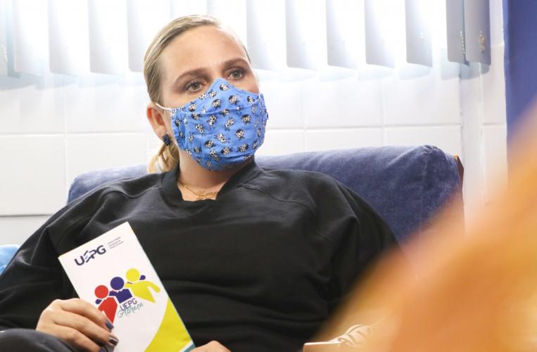 Mulher segurando cartilha