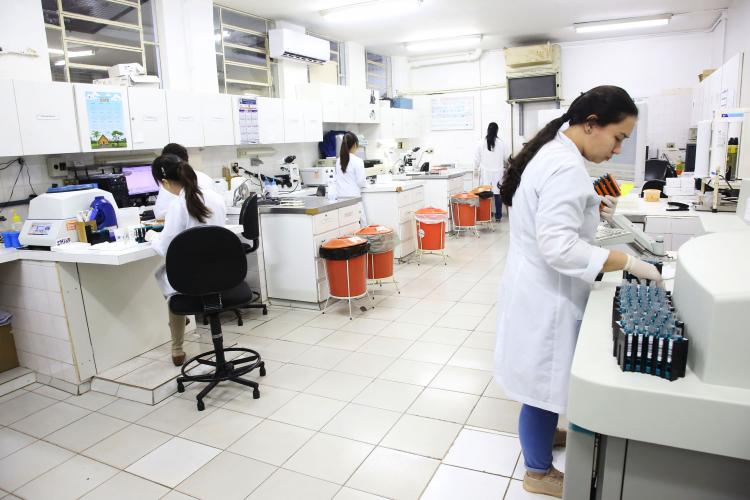 Alunos em laboratório
