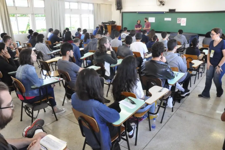 Alunos fazendo vestibular