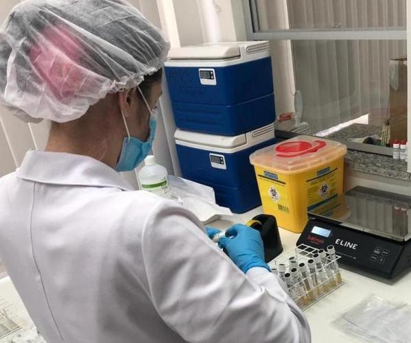 Biomédica atuando no programa