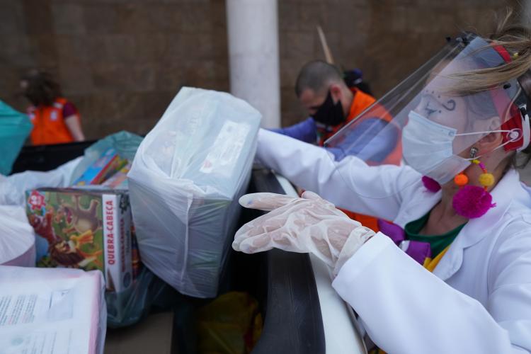 Seti entrega brinquedos para a campanha Paraná Piá