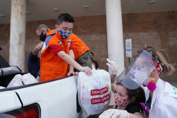 Seti entrega brinquedos para a campanha Paraná Piá