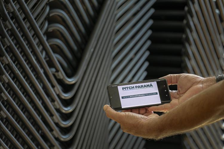 O Governo do Estado divulgou as startups selecionadas para a segunda fase do Pitch Paraná (veja lista abaixo), criado para identificar ideias inovadoras e tecnologias inclusivas que possam ser adotadas no Paraná nas áreas de Agronegócio, Saúde, Governo, Transformação Digital e Empreendedorismo Social. 
