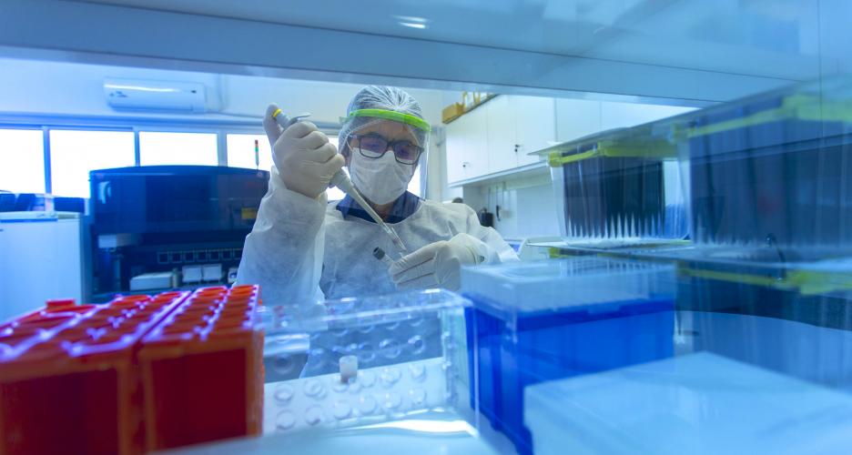 Pesquisador em laboratório