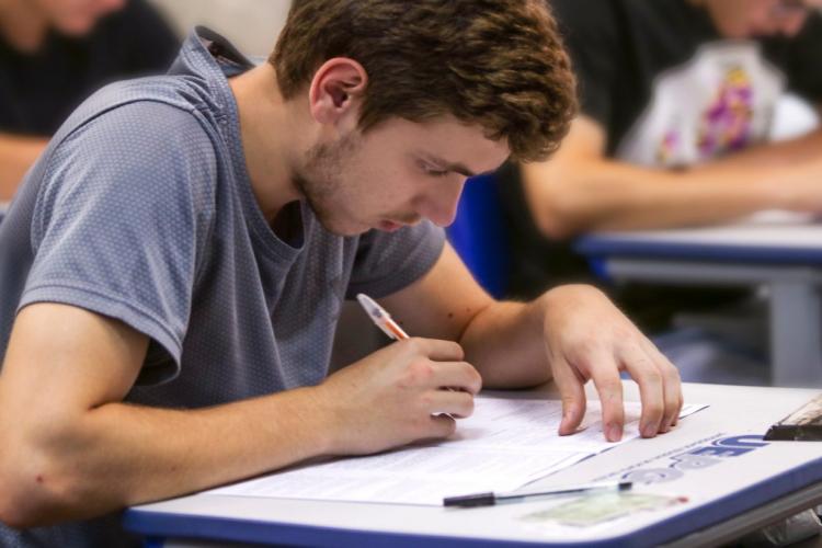 Aluno fazendo prova