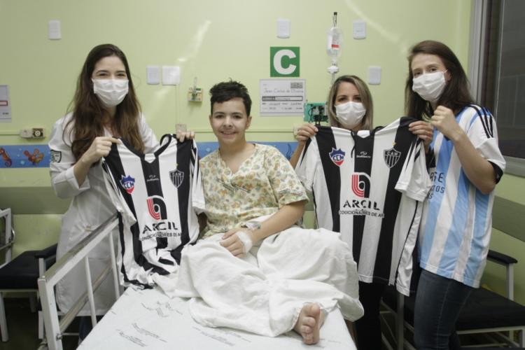 Entrega de presentes anima Dia das Crianças no HUM