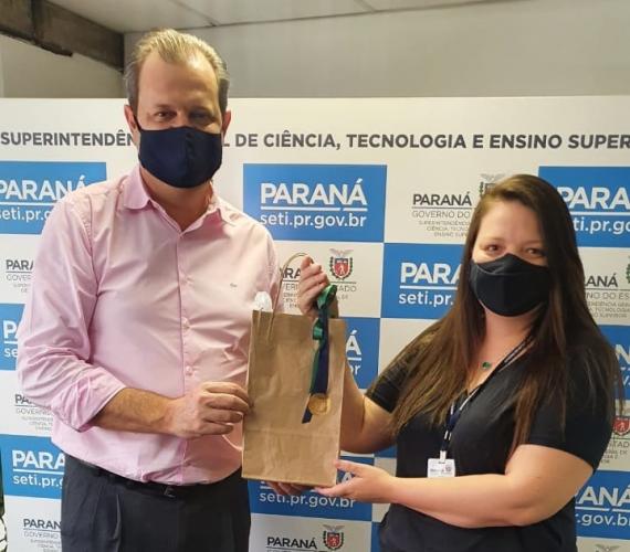 professor recebendo homenagem