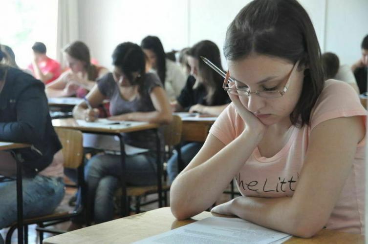 Estudante em sala de aula