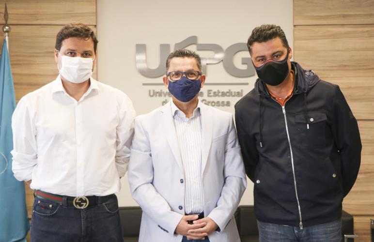 Sandro Alex confirma R$ 2 milhões para recapeamento do campus Uvaranas