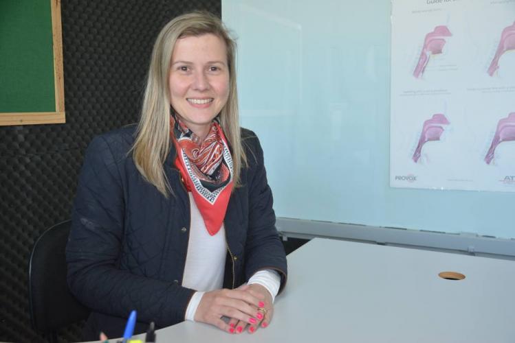 Professora da Unicentro recebe prêmio de excelência por pesquisa na área de Fonoaudiologia