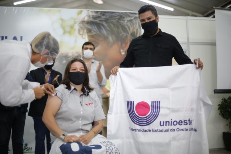 HUOP inicia vacinação de profissionais da saúde em Cascavel