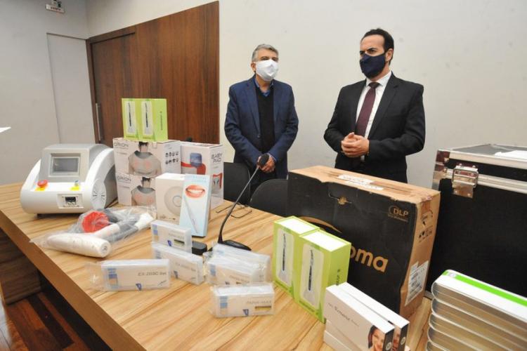 UEL recebe da Receita Federal equipamentos de saúde para usar nos cursos da área médica