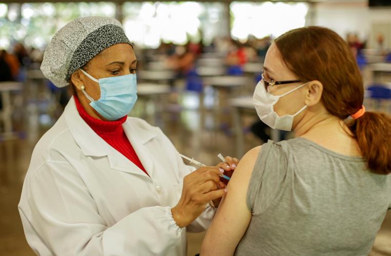 Paraná inicia vacinação de trabalhadores do Ensino Superior