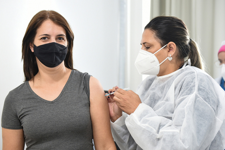 Cidades completam imunização de trabalhadores do ensino superior