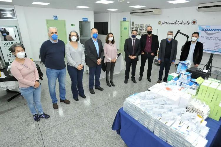 Receita Federal entrega à UEL equipamentos odontológicos para atendimento à população