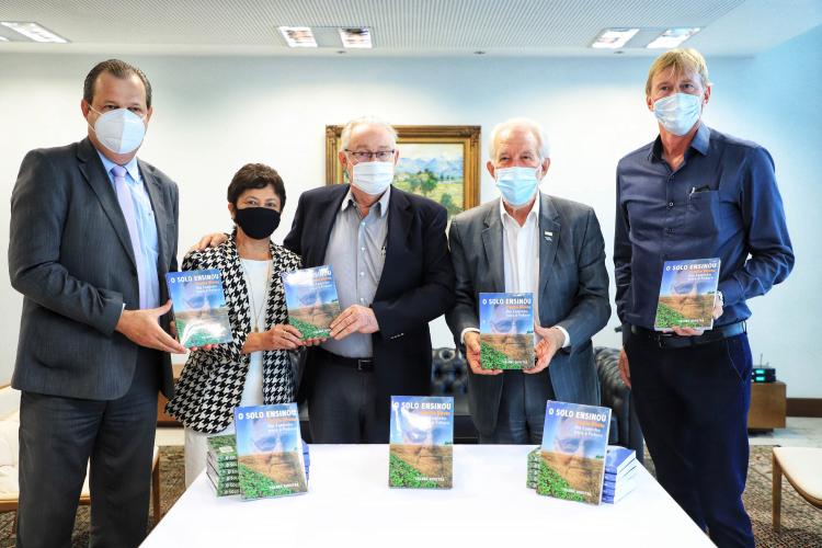 Estado recebe doação de 500 livros sobre plantio direto para os cursos de Agronomia