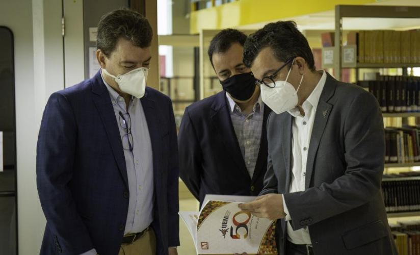 Biblioteca Central da UEM recebe doação de 23 mil livros da PUC-PR