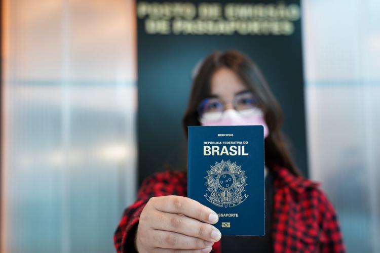 Alunos da rede estadual de ensino retiram passaportes e se preparam para intercâmbio no Canadá