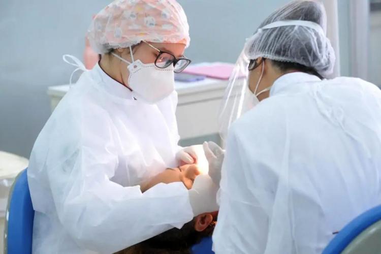 Clínica odontológica da UEL garante atividade prática assistida a mais de 300 alunos