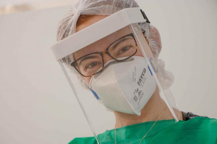 Pesquisadora olhando para câmera