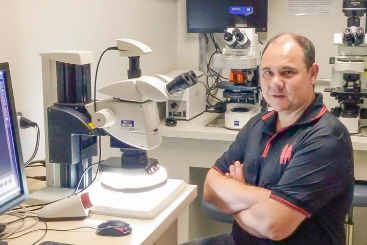 Professor em laboratório