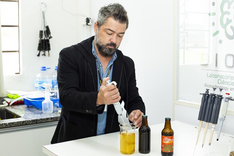 Pesquisador em laboratório