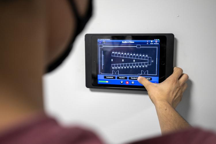 Pessoa olhando para computador