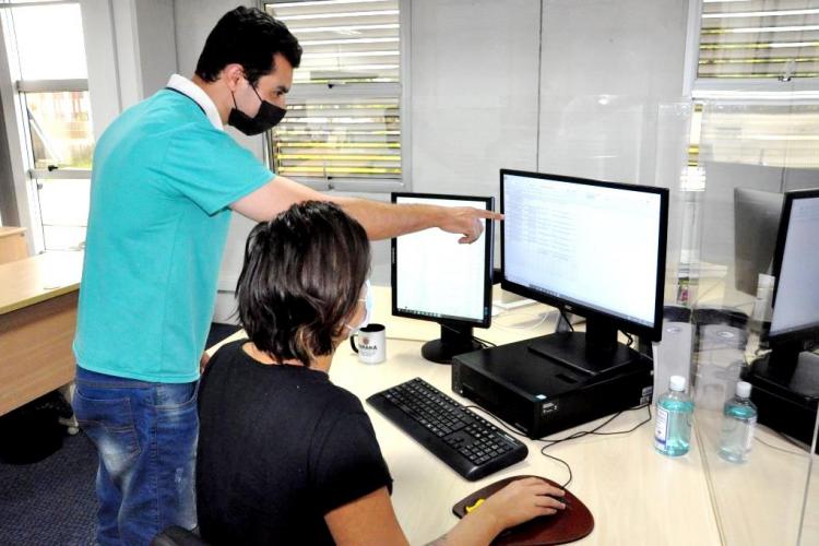 Residentes olhando para computador