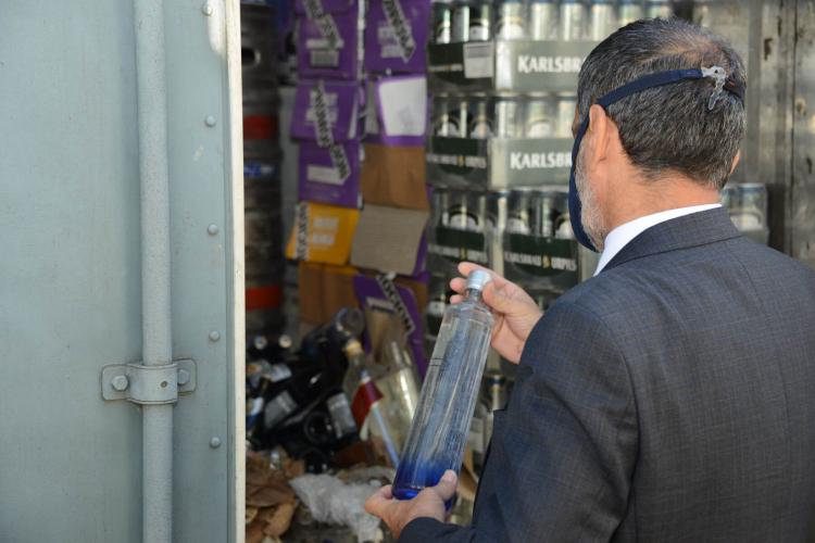 Homem com álcool em gel na mão