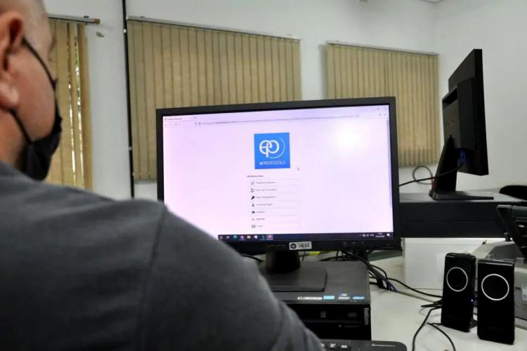 Homem olhando para computador