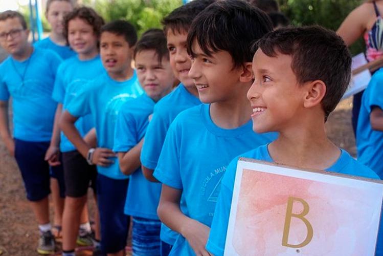 Alunos de escola em fila