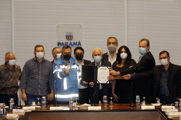 Autoridades em pé posando para foto