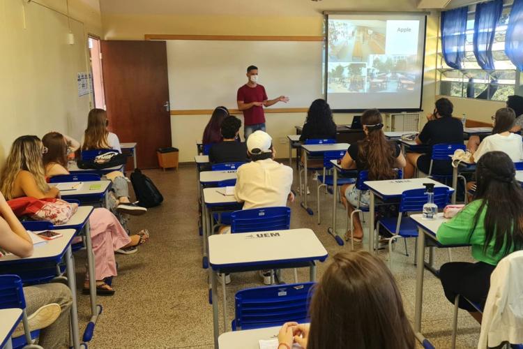 Sala de aula com estudantes