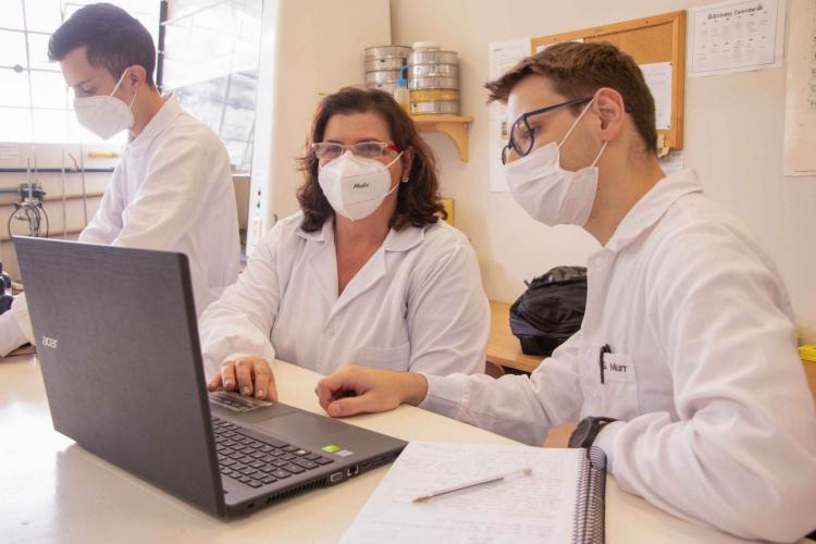 Professores da UEPG em laboratório