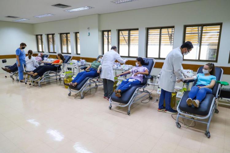 Pessoas doando sangue