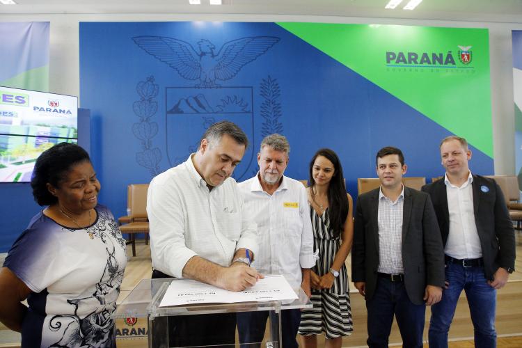 Secretario de saúde assinando documento