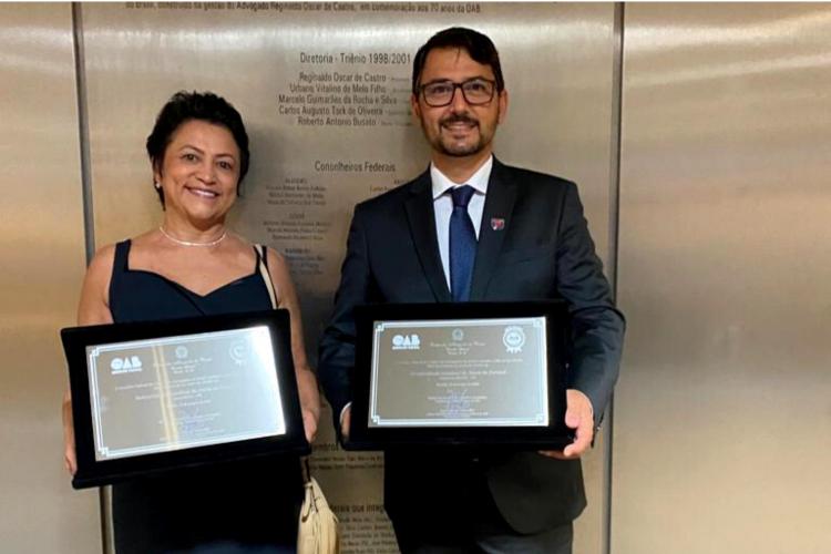 reitores com selo mostrando em câmera