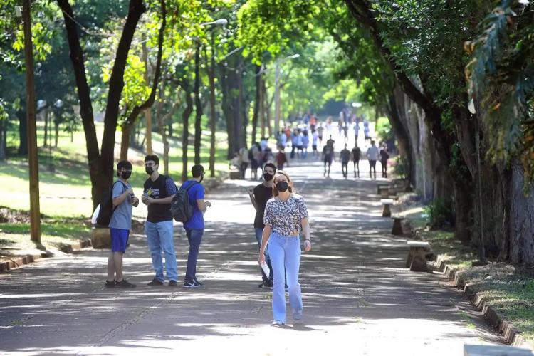 Alunos no campus da UEL