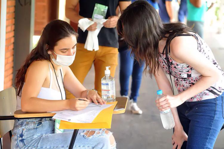 Estudante olhando prova