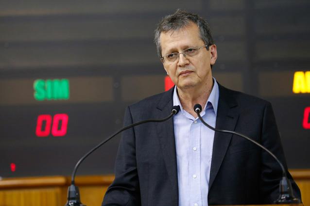 Professor falando em microfone