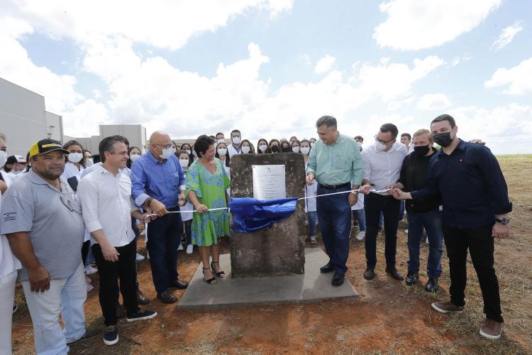 Autoridades em foto fazendo inauguração