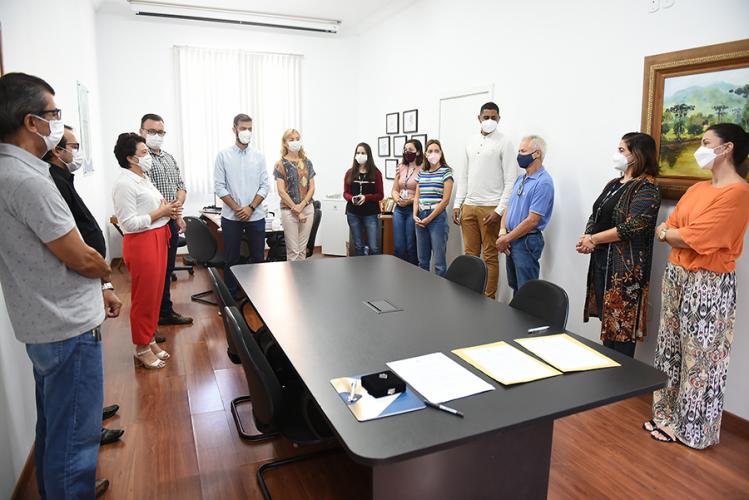 Pessoas reunidas em volta de mesa