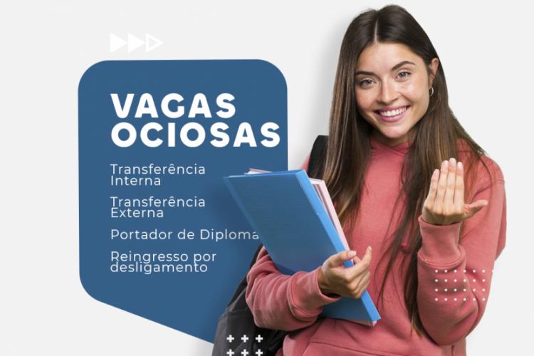 menina com livros na mão