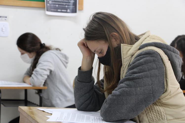 Aluna fazendo vestibular