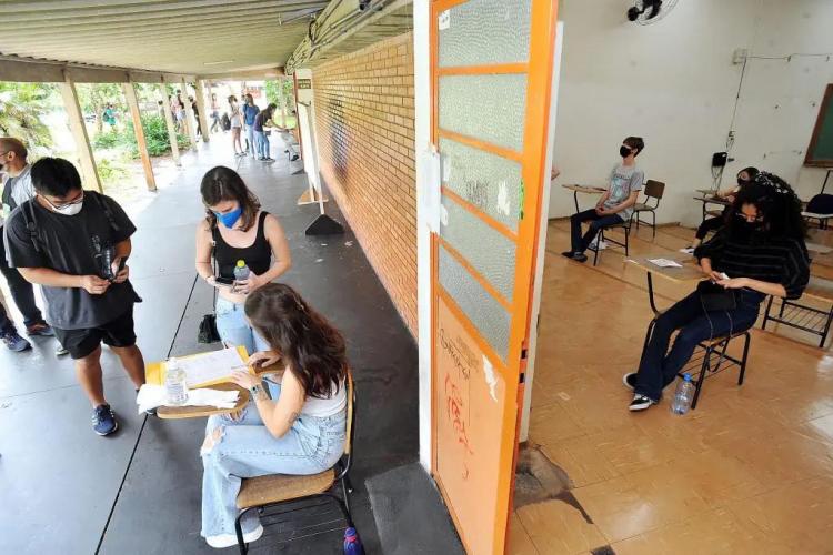 Alunos em sala do vestibular
