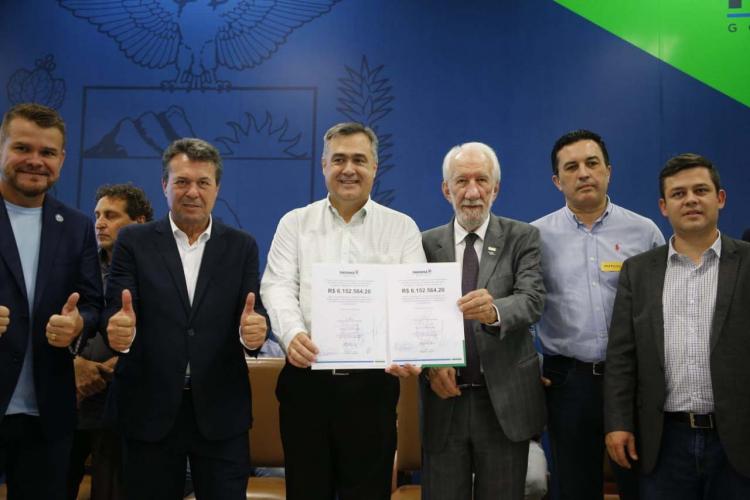 Autoridades posando para foto