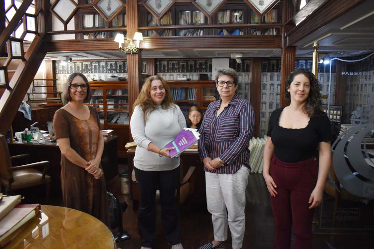 Pessoas segurando livro e posando para foto